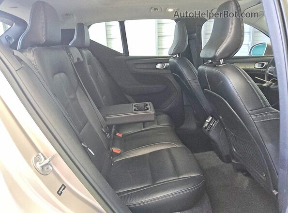 YV4L12UEXP2044675 2023 VOLVO XC40 Silver უკანა სავარძლების ხედი