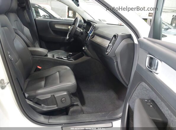 YV4L12UJ0S2510992 2025 VOLVO XC40 Белый Вид салона спереди