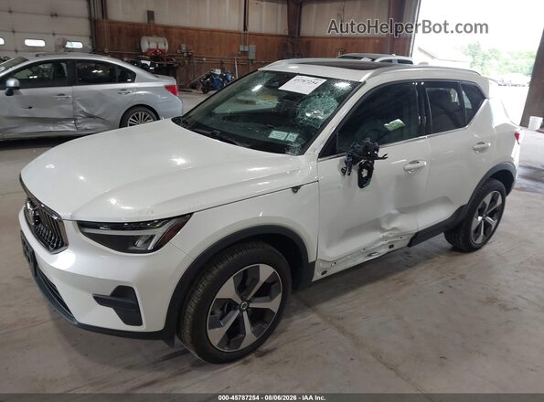 YV4L12UJ0S2510992 2025 VOLVO XC40 Белый Передняя левая четверть