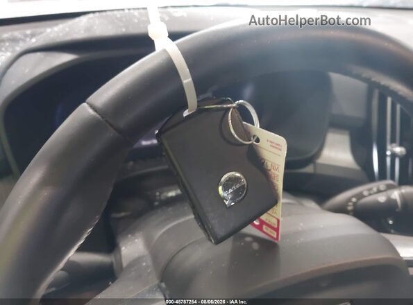 YV4L12UJ0S2510992 2025 VOLVO XC40 Белый Вид панели приборов