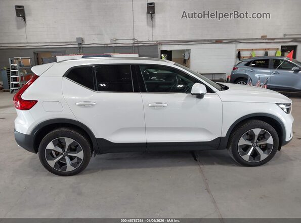 YV4L12UJ0S2510992 2025 VOLVO XC40 Белый Вид задней части салона