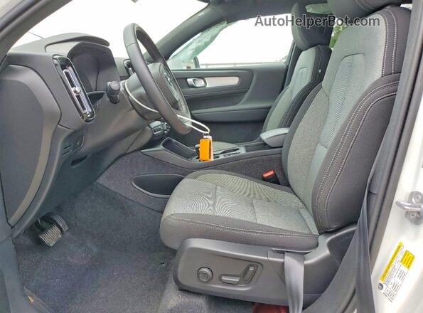 YV4L12UJ7S2543813 2025 VOLVO XC40 White Սալոնի դիմացի տեսք