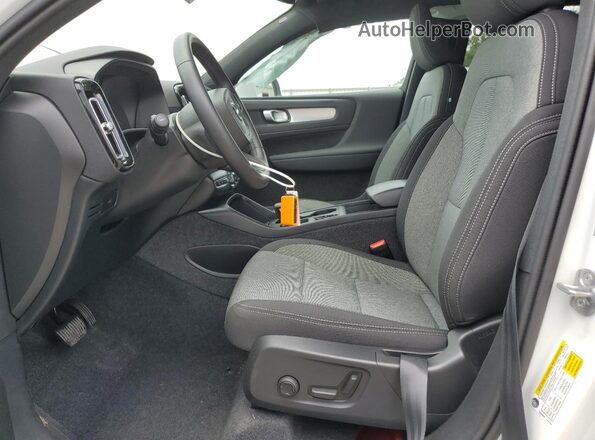 YV4L12UJ7S2543813 2025 VOLVO XC40 White 
