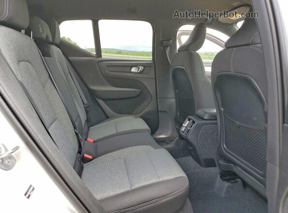 YV4L12UJ7S2543813 2025 VOLVO XC40 White Սալոնի հետևի տեսք