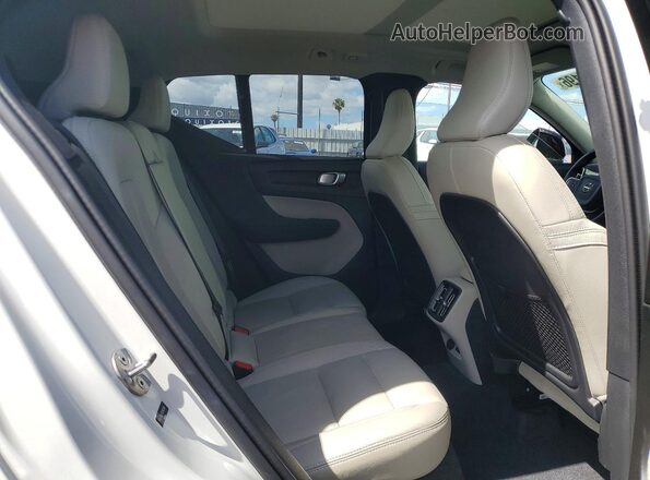 YV4L12UL7R2362268 2024 VOLVO XC40 White Widok wnętrza z tyłu