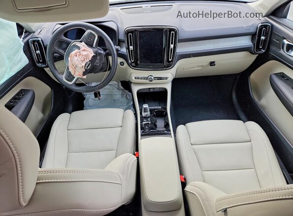 YV4L12UM0S2531450 2025 VOLVO XC40 White Vista del salpicadero