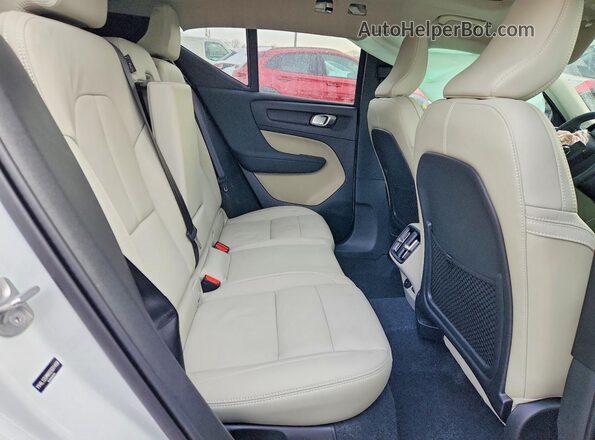 YV4L12UM0S2531450 2025 VOLVO XC40 White Vista de los asientos traseros
