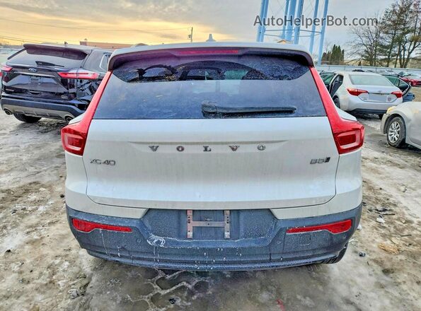 YV4L12UM0S2531450 2025 VOLVO XC40 White Vista trasera