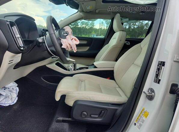 YV4L12UN6P2954629 2023 VOLVO XC40 White წინა სალონის ხედი