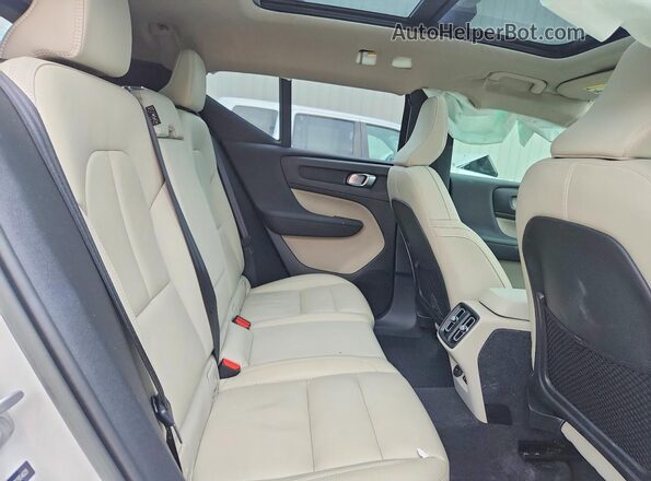 YV4L12UN6P2954629 2023 VOLVO XC40 White უკანა სალონის ხედი
