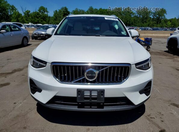 YV4L12UN8P2952462 2023 VOLVO XC40 White Vista frontal