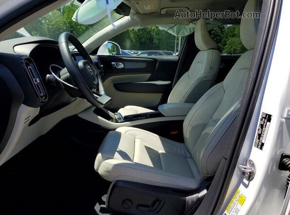 YV4L12UN8P2952462 2023 VOLVO XC40 White Vista interior delantera