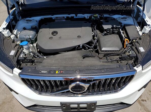 YV4L12UN8P2952462 2023 VOLVO XC40 White Vista del compartimento del motor