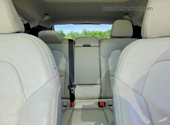 YV4L12UN8P2952462 2023 VOLVO XC40 White Vista de los asientos traseros