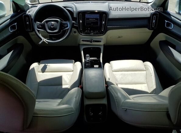 YV4L12UN8P2952462 2023 VOLVO XC40 White Vista del salpicadero