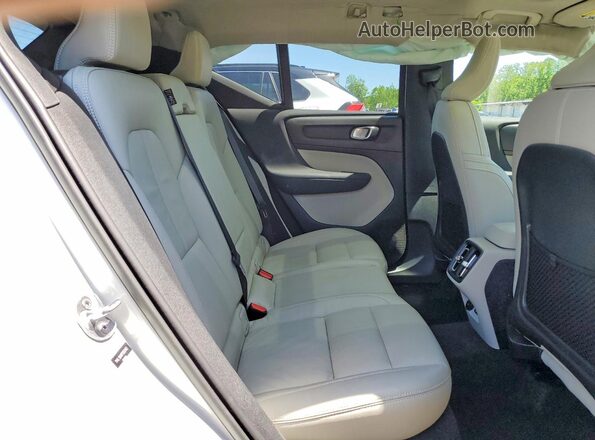 YV4L12UN8P2952462 2023 VOLVO XC40 White Vista interior trasera
