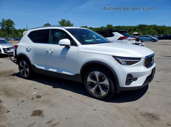 YV4L12UN8P2952462 2023 VOLVO XC40 White Delantero derecho