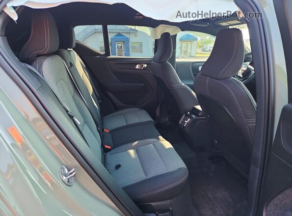 YV4L12UV7P2022942 2023 VOLVO XC40 Green Вид задніх сидінь