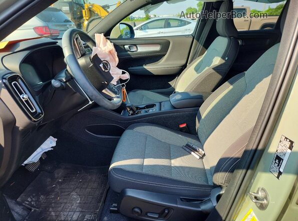 YV4L12UV7P2022942 2023 VOLVO XC40 Green Вид салону спереду