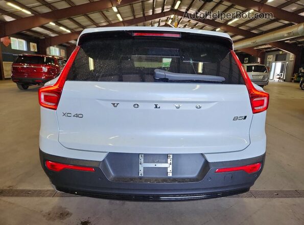 YV4L12UW3P2003927 2023 VOLVO XC40 White უკანა ხედი