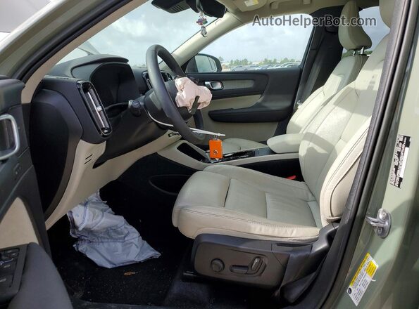 YV4L12UW8P2006886 2023 VOLVO XC40 Green Front interior view