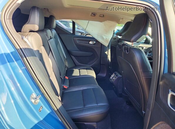 YV4L12UW8P2031822 2023 VOLVO XC40 Синий Вид задней части салона