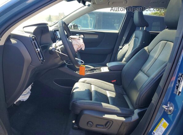 YV4L12UW9P2071150 2023 VOLVO XC40 Blue Вид салону спереду