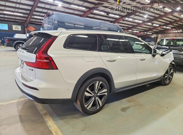 YV4L12WKXS2146229 2025 VOLVO V60 White Trasero derecho