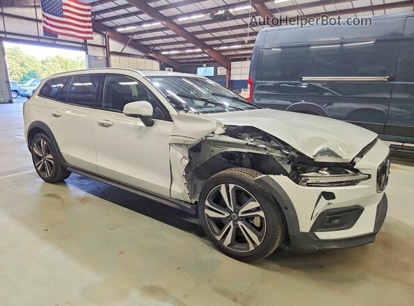 YV4L12WKXS2146229 2025 VOLVO V60 White Delantero derecho