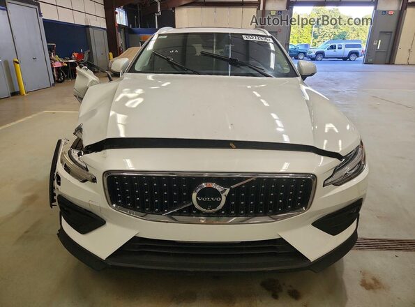 YV4L12WKXS2146229 2025 VOLVO V60 White Vista frontal