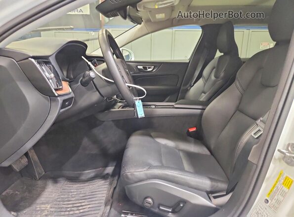 YV4L12WKXS2146229 2025 VOLVO V60 White Vista interior delantera