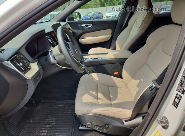 YV4M12RC2T1390800 2026 VOLVO XC60 White Вид салону спереду