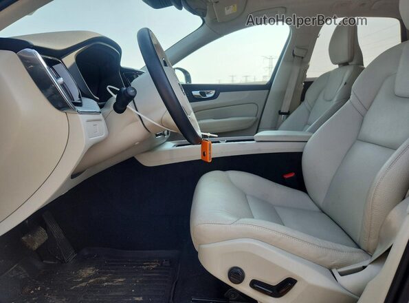 YV4M12RC3S1158589 2025 VOLVO XC60 Gray Vista interior delantera