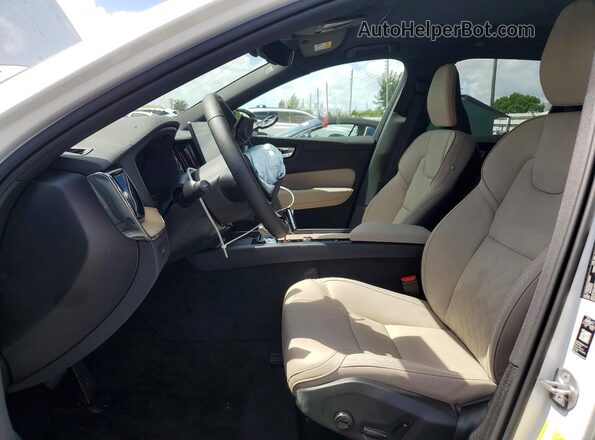 YV4M12RC3T1448641 2026 VOLVO XC60 White Vista interior delantera