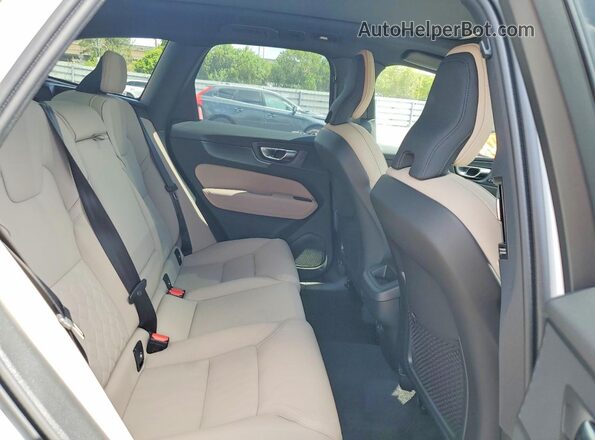 YV4M12RC3T1448641 2026 VOLVO XC60 White Vista interior trasera