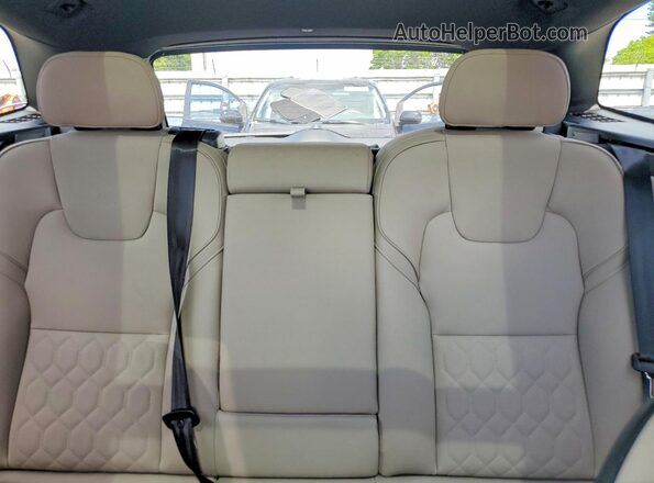 YV4M12RC3T1448641 2026 VOLVO XC60 White Vista de los asientos traseros