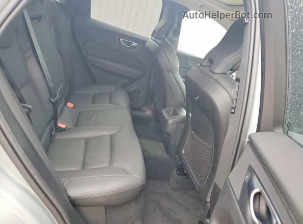 YV4M12RC4S1183467 2025 VOLVO XC60 Gray Vista interior trasera