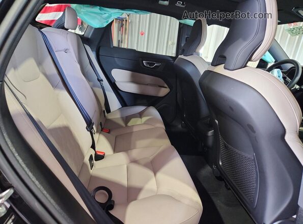 YV4M12RC7T1471937 2026 VOLVO XC60 Black Vista interior trasera