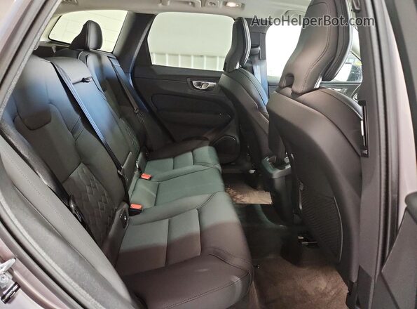 YV4M12RC8T1493817 2026 VOLVO XC60 Silver Սալոնի հետևի տեսք