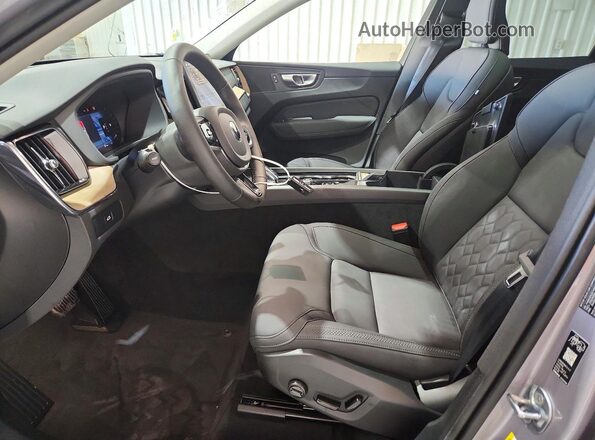 YV4M12RC8T1493817 2026 VOLVO XC60 Silver Սալոնի դիմացի տեսք