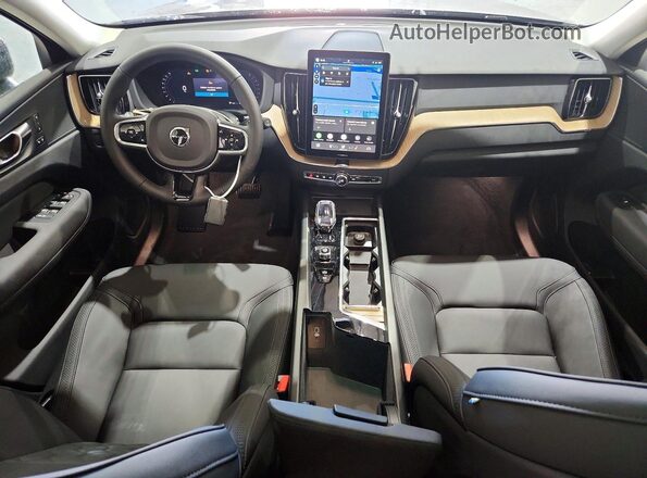 YV4M12RC8T1493817 2026 VOLVO XC60 Silver Առջևի վահանակի տեսք