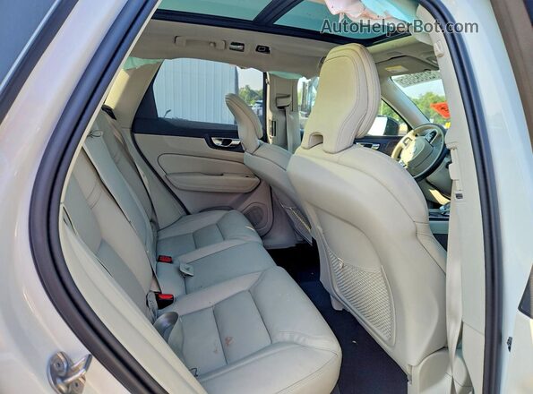 YV4M12RM5T1416430 2026 VOLVO XC60 White Widok wnętrza z tyłu