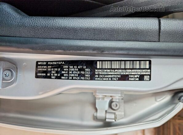 ZACCJAAB6HPF01741 2017 JEEP RENEGADE Silver Widok komory silnika