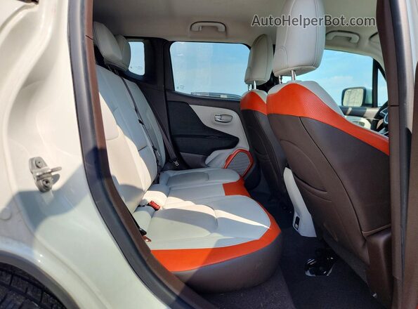 ZACCJADB2HPF01490 2017 JEEP RENEGADE White Vista interior trasera