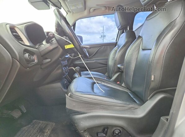 ZACCJADB8HPF87422 2017 JEEP RENEGADE Серебряный Вид салона спереди
