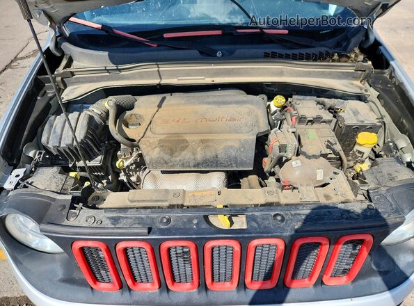 ZACCJBCB8JPG74377 2018 JEEP RENEGADE Silver Vista del compartimento del motor