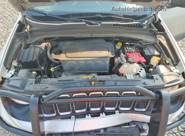 ZACNJBAB7LPL09281 2020 JEEP RENEGADE Silver Widok wnętrza z tyłu