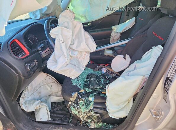 ZACNJBC12KPK39580 2019 JEEP RENEGADE Silver Front interior view