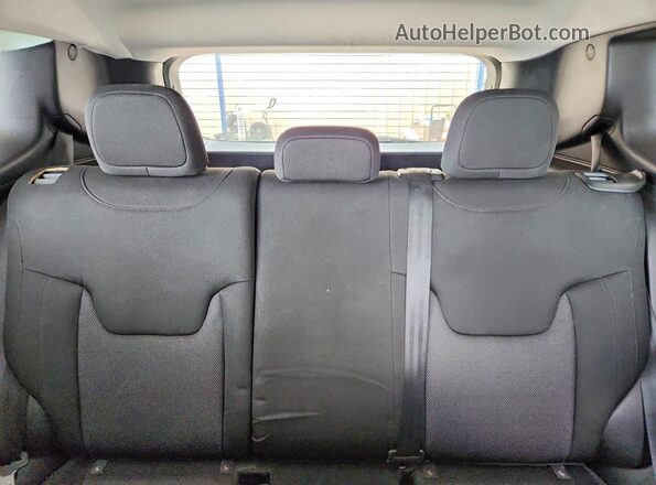 ZACNJDAB3MPN32642 2021 JEEP RENEGADE Silver Widok tylnych siedzeń