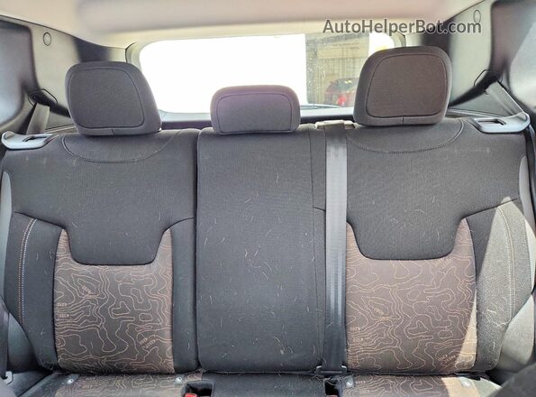 ZACNJDB10PPP39080 2023 JEEP RENEGADE White Vista de los asientos traseros